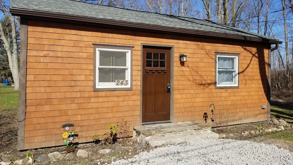 Quiet Lake Village Cottage Near Lake Ontario Niagara Wine Trail