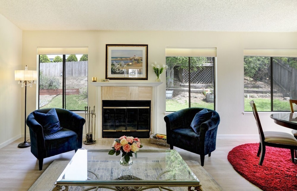 3 Bd Home In A Peaceful Neighborhood 1 Mi From Downtown