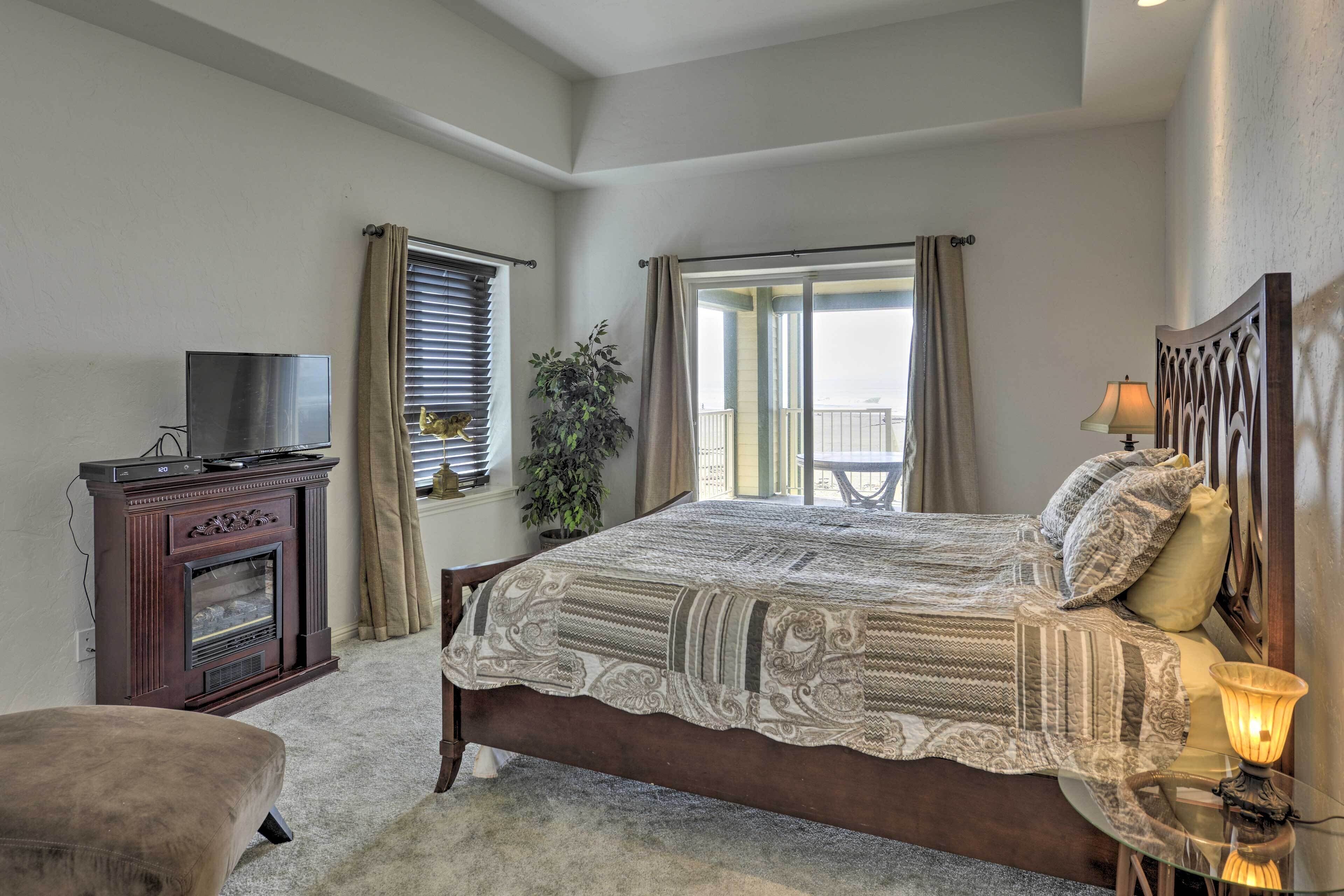Gold Beach Getaway w/ Hot Tub, Deck & Ocean Views! in Gold Beach, United States