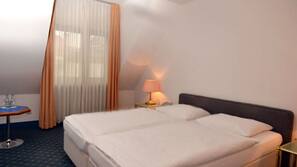 Zimmersafe, Schreibtisch, Verdunkelungsvorhänge, schallisolierte Zimmer
