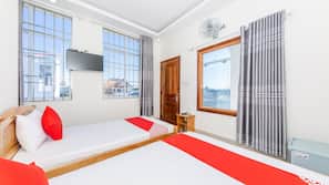 Minibar, desk, free WiFi, bed sheets