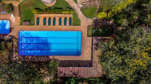 Piscine extérieure, parasols de plage, chaises longues