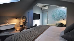 Minibar, Zimmersafe, kostenloses WLAN, Bettwäsche