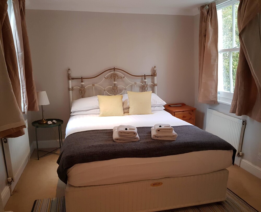 Classic 2 Bedroom Flat Gloucester St In London Hotel Rates