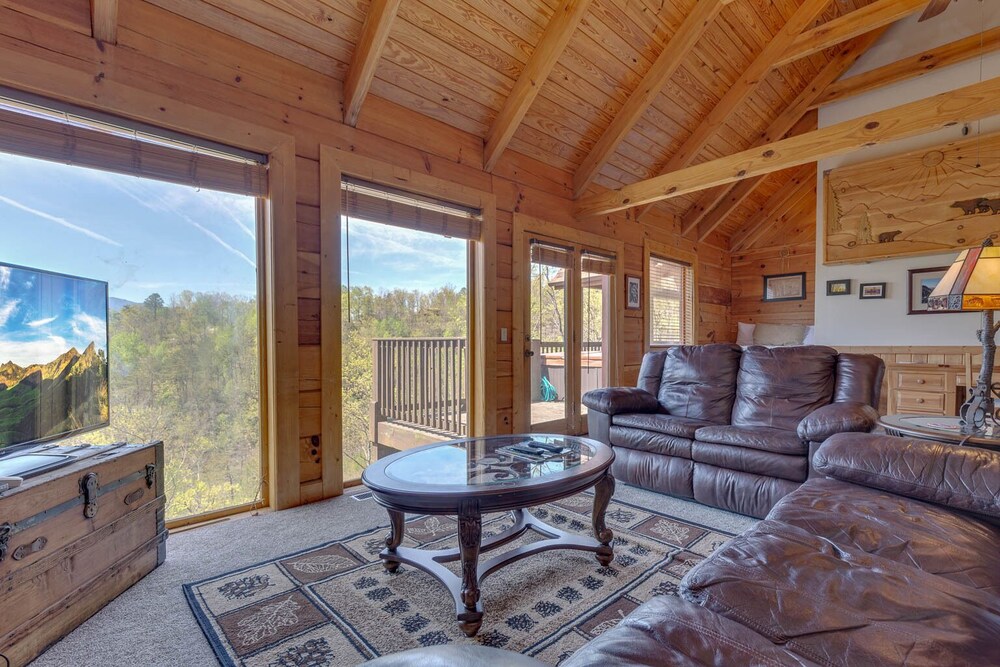 Bearly Heaven, 2 Bedrooms, Fireplace, Hot Tub, WiFi, Pool Table, Sleeps 8