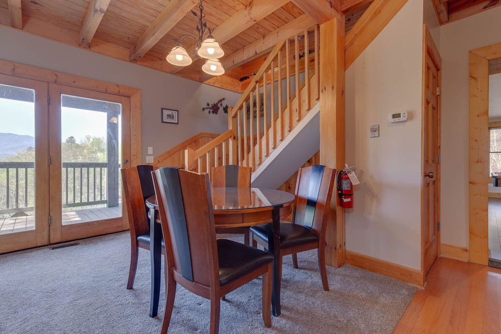 Bearly Heaven, 2 Bedrooms, Fireplace, Hot Tub, WiFi, Pool Table, Sleeps 8