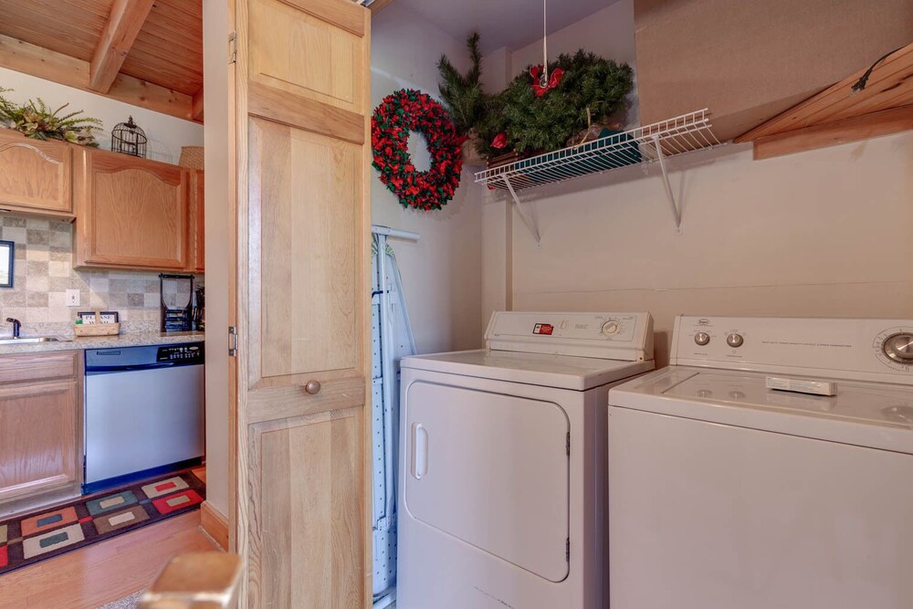 Bearly Heaven, 2 Bedrooms, Fireplace, Hot Tub, WiFi, Pool Table, Sleeps 8