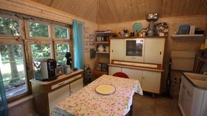 Kühlschrank, Mikrowelle, Ofen, Wasserkocher mit Kaffee-/Teezubehör