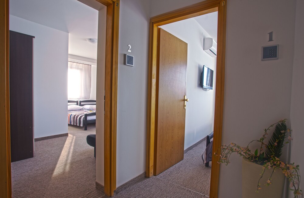 London Rooms Zagreb Airport in Velika Gorica Best Rates & Deals on Orbitz