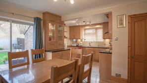 Full-sized fridge, microwave, oven, hob