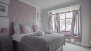 Premium bedding, in-room safe, free WiFi, linens