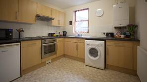 Full-sized fridge, microwave, oven, hob
