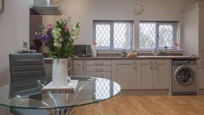 Full-sized fridge, microwave, oven, hob