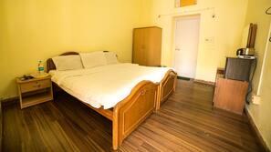 Iron/ironing board, free WiFi, linens, wheelchair access