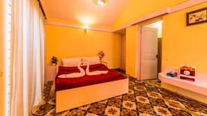 Iron/ironing board, free WiFi, linens, wheelchair access