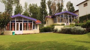 Iron/ironing board, free WiFi, linens, wheelchair access