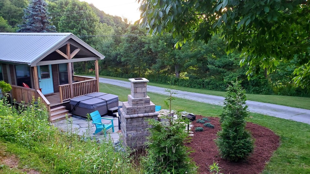 Tiny House Big Adventures! 399 square ft house in Boone Pet friendly