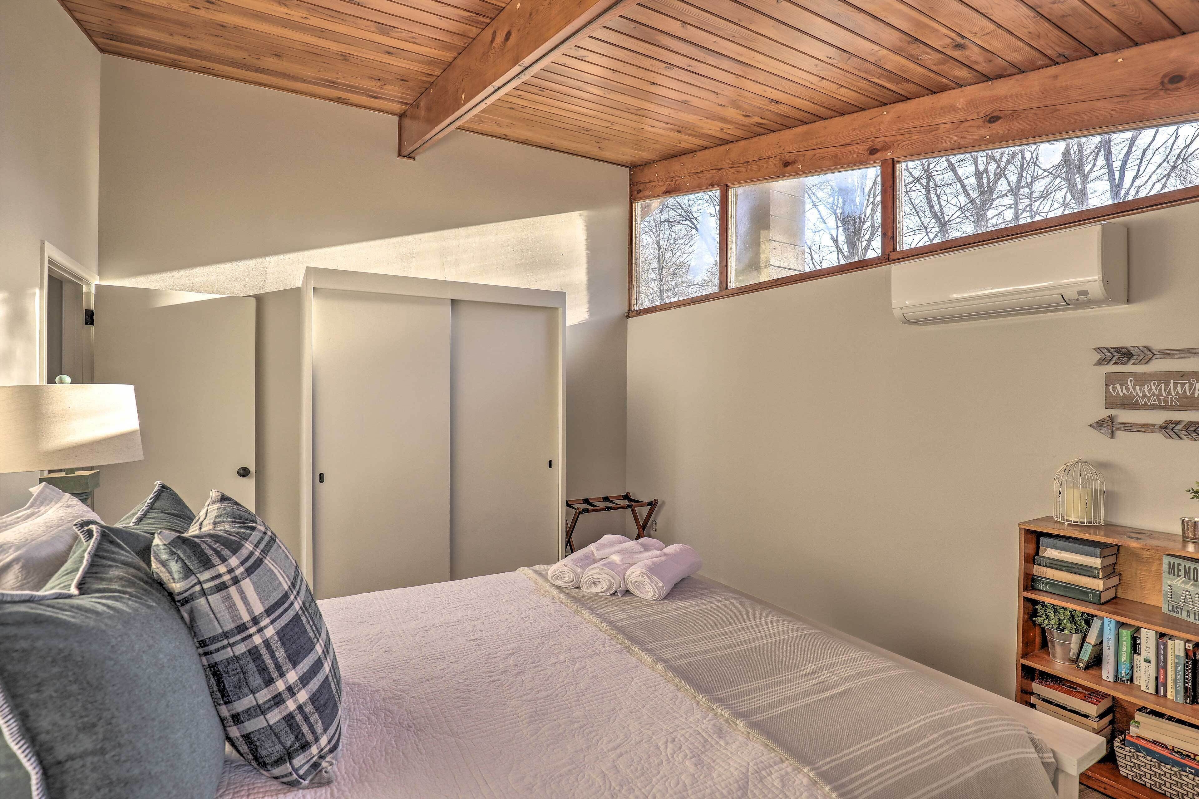 NEW! Luxury Cottage on Cayuga Lake, June Available in Seneca Falls, United States