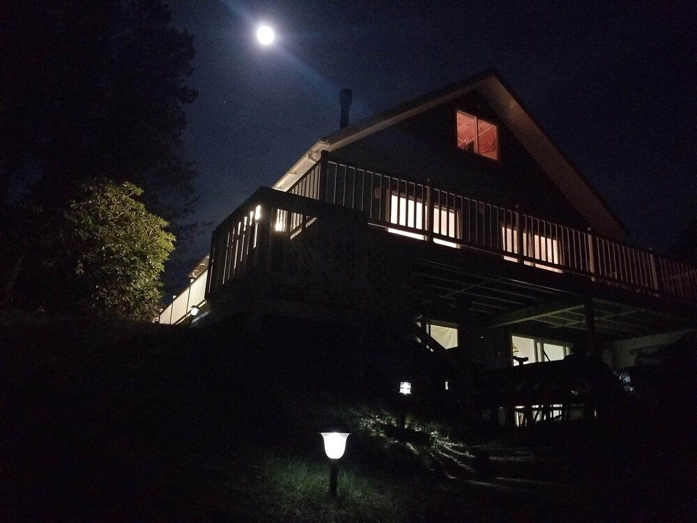 Cottage On The Lake With Hot Tub Sleeps 15 Year Round