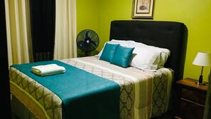 2 dormitorios, cortinas opacas, tabla de planchar con plancha