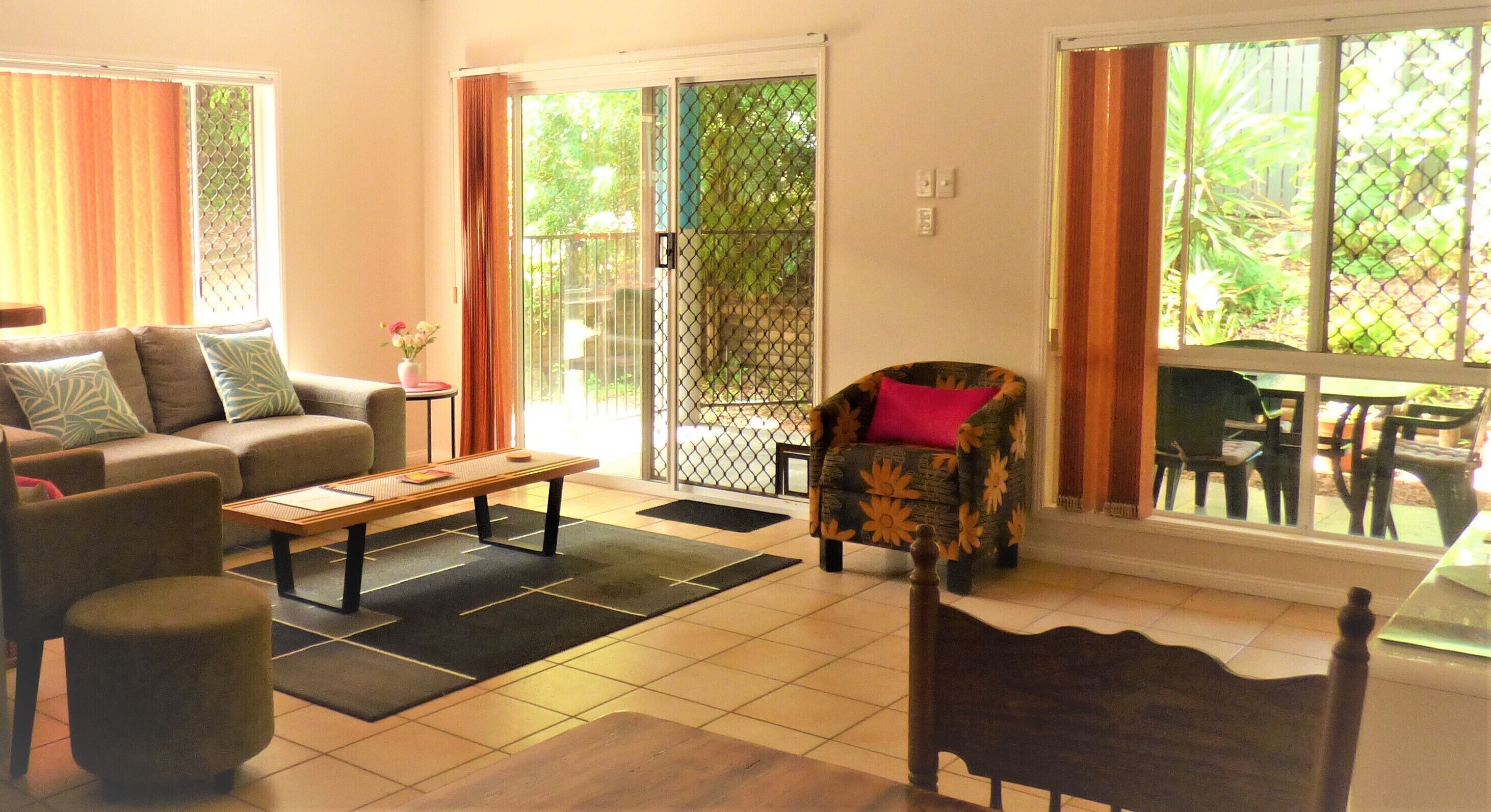 Cairns Rainforest Cottage Tropic Hideaway Pets OK 10mins to City, Free Wifi