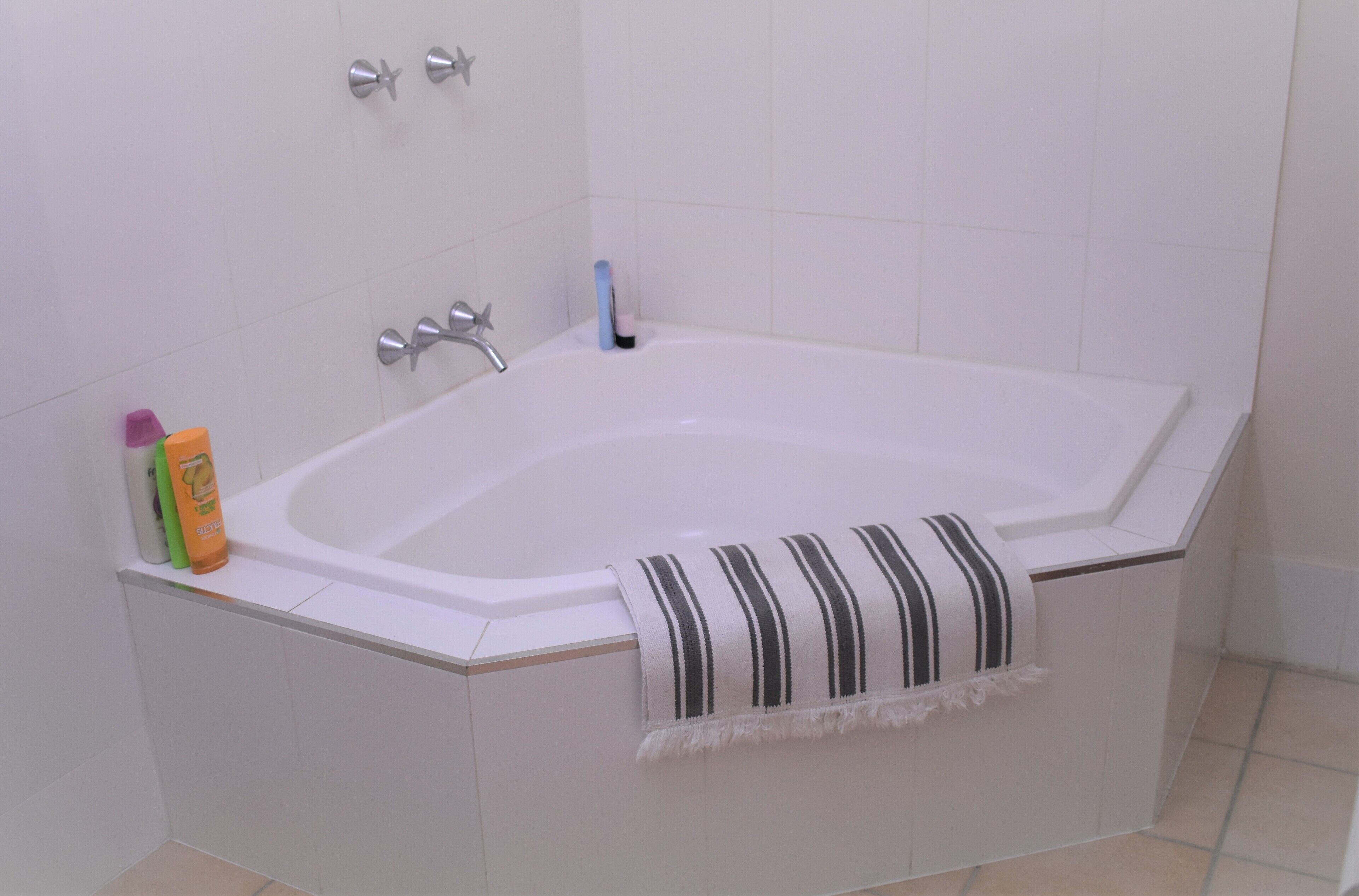 Cairns Rainforest Cottage Tropic Hideaway Pets OK 10mins to City, Free Wifi