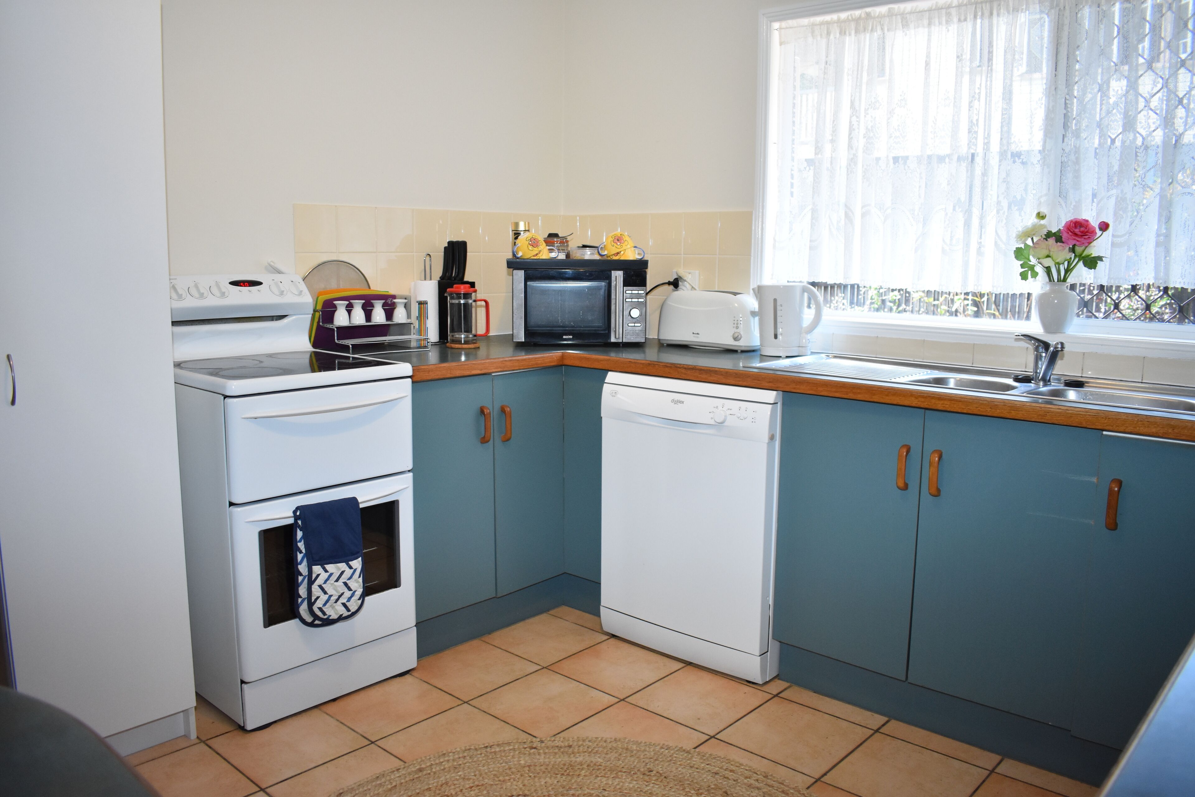 Cairns Rainforest Cottage Tropic Hideaway Pets OK 10mins to City, Free Wifi