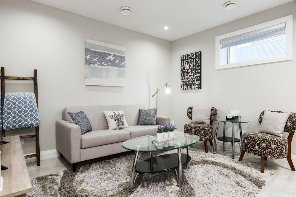 Beautiful And Bright 2 Bedroom 1 Bathroom Spacious Guest