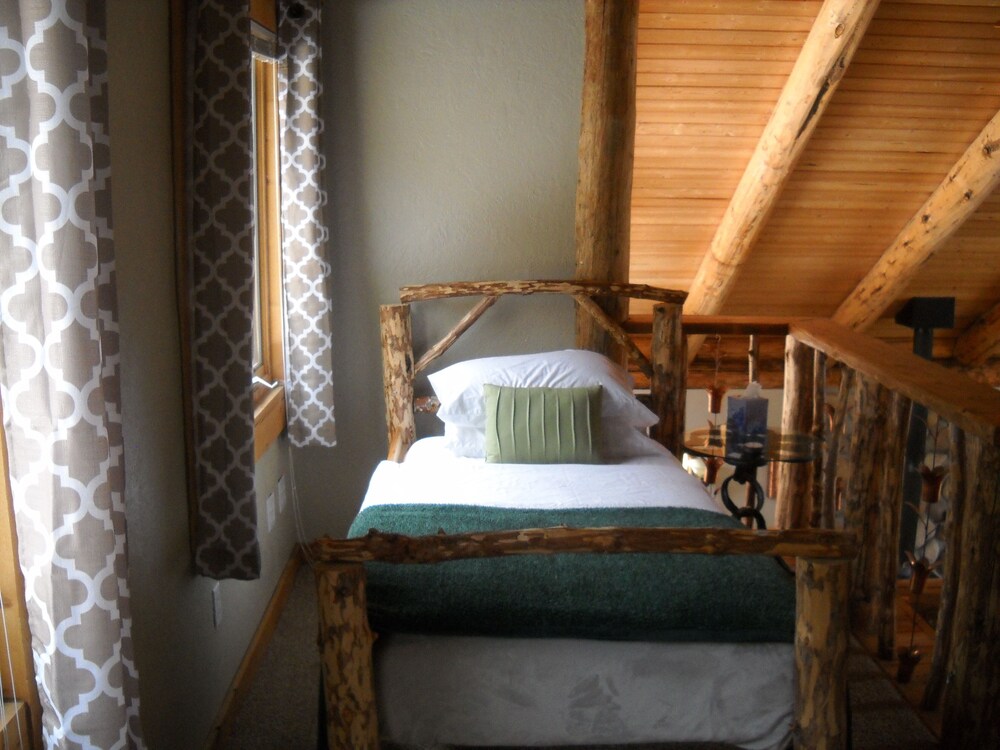 Trout Tales Lodge, Dearborn River front, blue ribbon fishing. Cascade