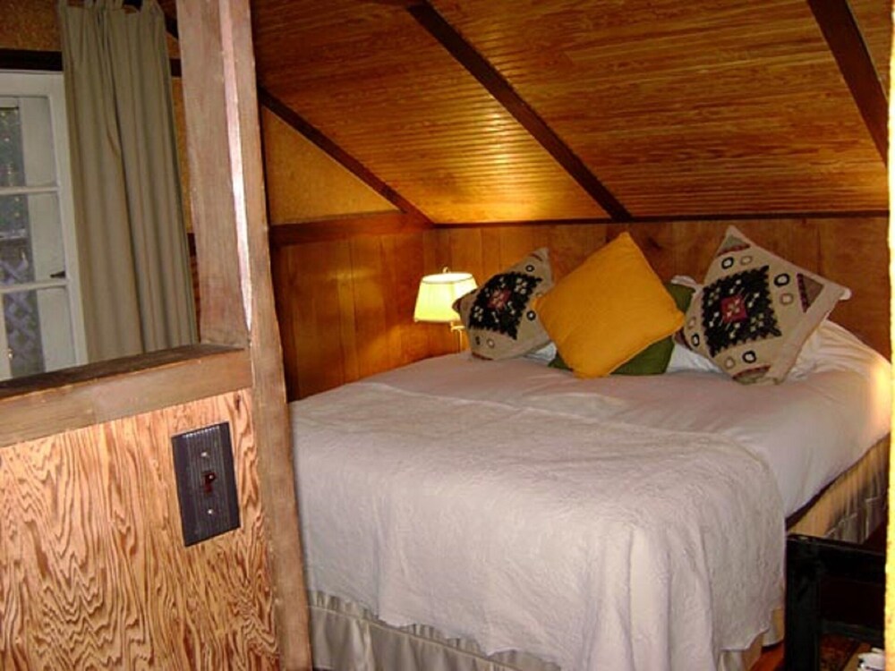 Romantic Rock River Cottage with Hot Tub, Fireplace & Beach Newfane