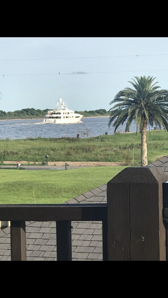 Luxury camp with Incredible water views! Best fishing and crabbing around ! , Hackberry, LA