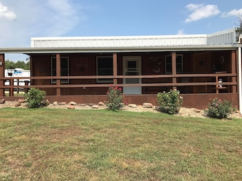 Country Bunkhouse Cabin Is The Perfect Getaway To The Meramec