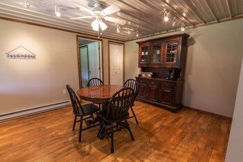 Country Bunkhouse Cabin Is The Perfect Getaway To The Meramec