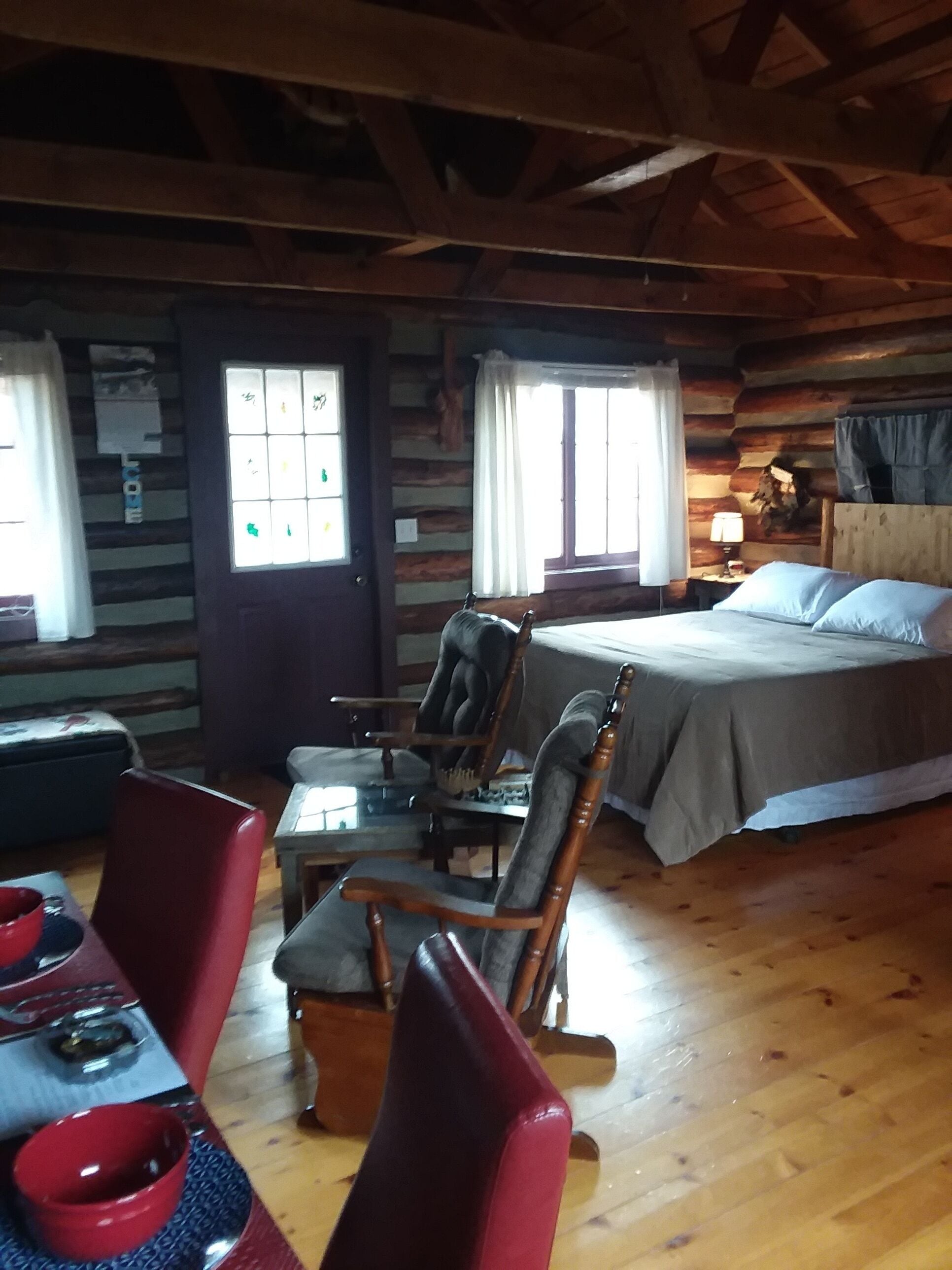 100 year old log cabin. Spend your relaxing getaway with us in Eureka Springs, United States