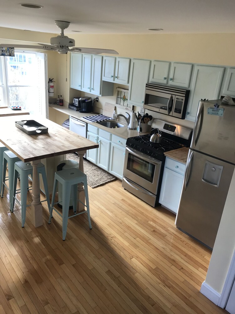 Modern 3 BR 2.5 BA Condo in the heart of Cape May