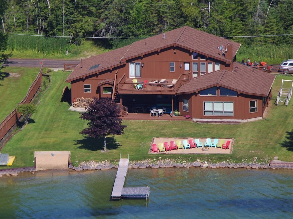 Hubbard Lake Waterfront Estate 4 Bedrooms / 4 Bathrooms 4400 sq ft