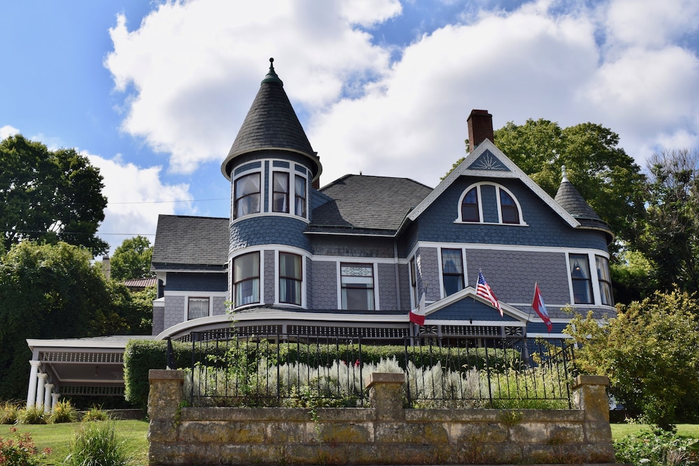 The Hancock House in Dubuque Best Rates & Deals on Orbitz