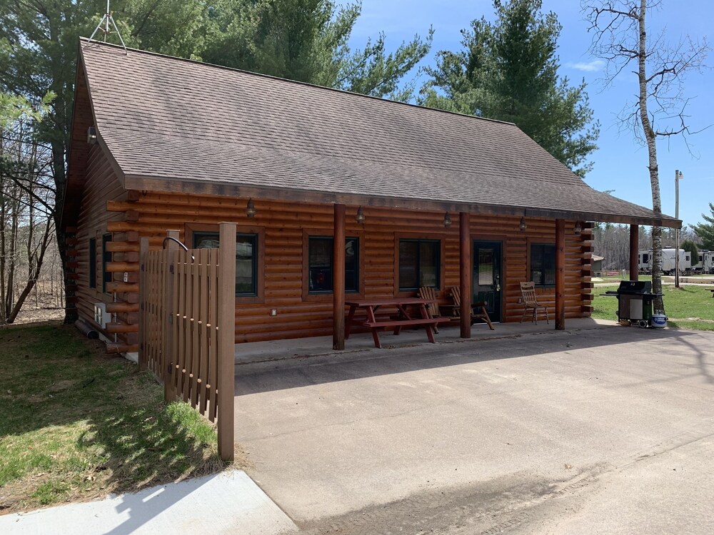 Dilly's Hatfield Resort Cabin (On Lake Arbutus) Deals & Reviews