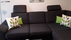 Fernseher, DVD-Player, Tischtennisplatte