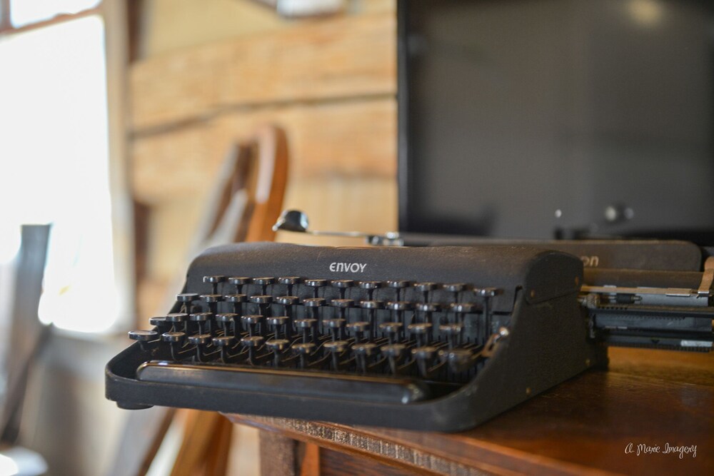 Vintage Cabin in the of Middletown , MD. Pet Friendly and Prime