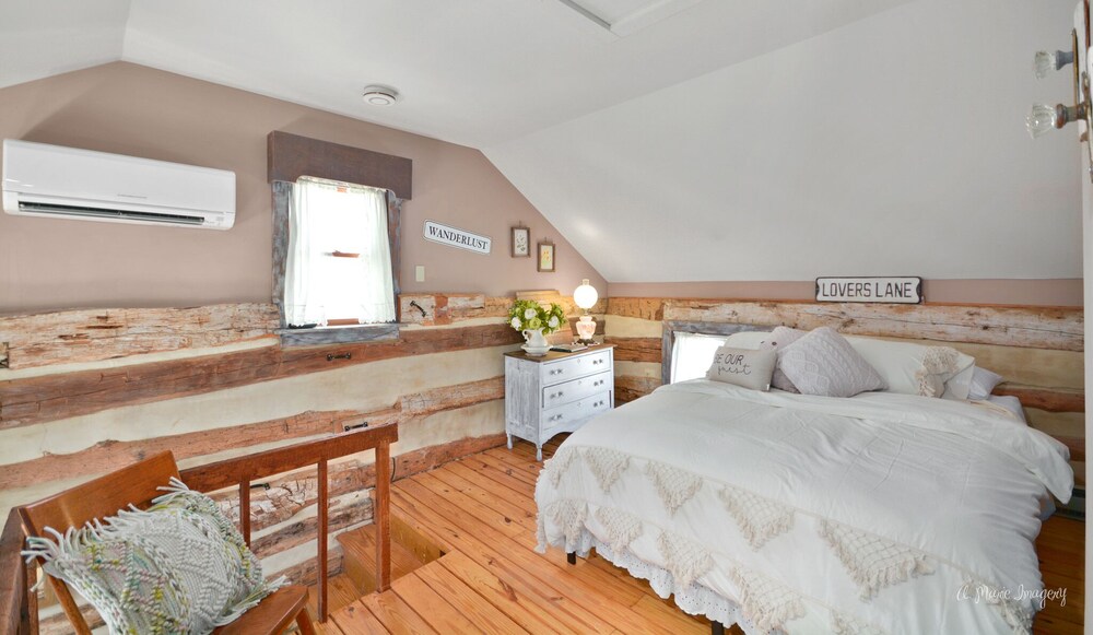 Vintage Cabin in the of Middletown , MD. Pet Friendly and Prime