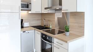Frigorífico, microondas, horno y placa de cocina