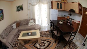 Frigorífico grande, horno, placa de cocina y utensilios de cocina