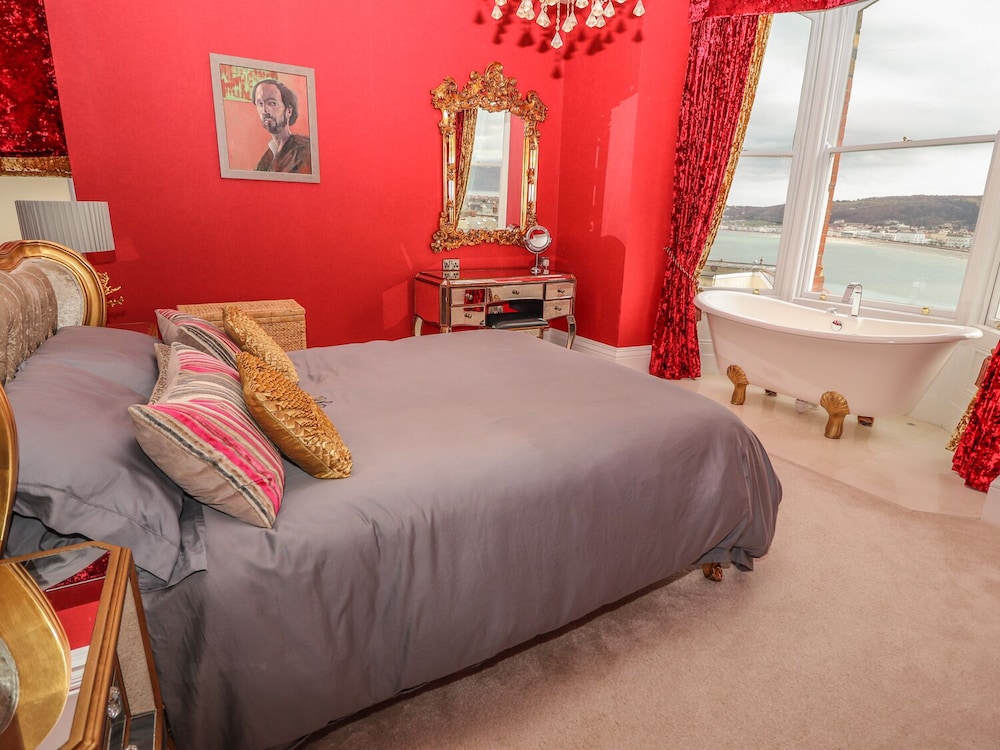 BEAULIEU HOUSE, pet friendly, country holiday cottage in Llandudno Llandudno Stayz