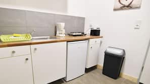 Kühlschrank, Mikrowelle, Herd, Wasserkocher mit Kaffee-/Teezubehör