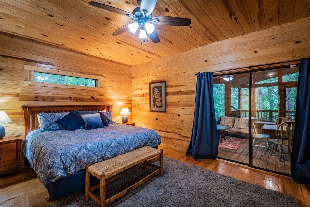 3600 Sqft. Five Bedroom Cabin, Hot Tub, Sleeps 16 Weekday Special in Idabel, United States