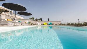 2 piscine all'aperto, ombrelloni da piscina, lettini