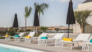 2 piscine all'aperto, ombrelloni da piscina, lettini