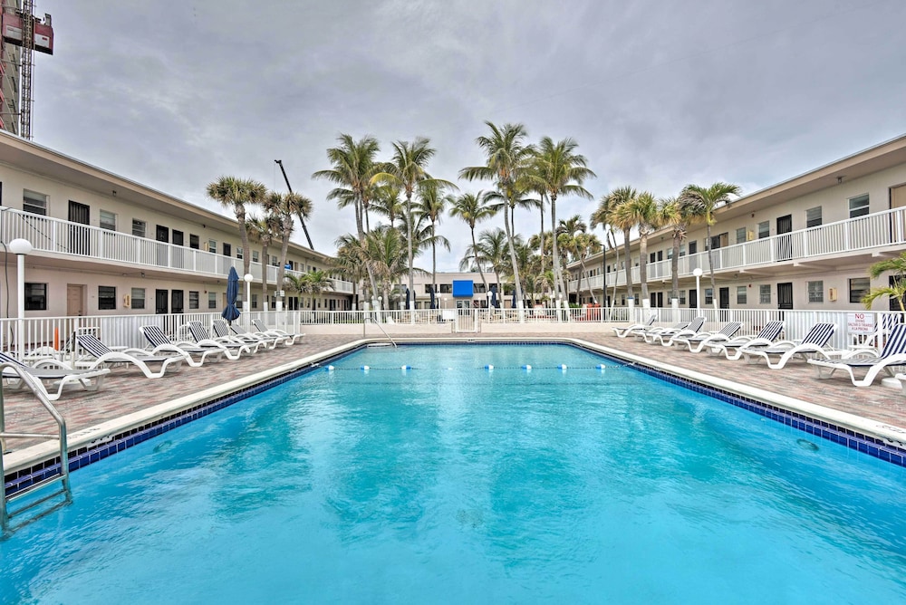 Oceanfront Miami Beach Condo w/ Resort Pool Access