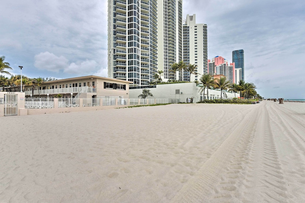 Oceanfront Miami Beach Condo w/ Resort Pool Access